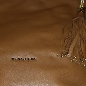 Michael Kors leather shoulder bag with 1 thick leather handle and carrying strap